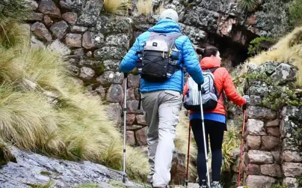 Pareja realizando Huchuy Qosqo Trek