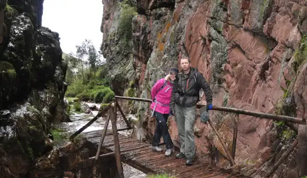 Pareja de señores haciendo Huchuy Qosqo Trek