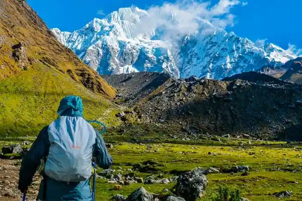 Hombre haciendo un Salkantay Trek
