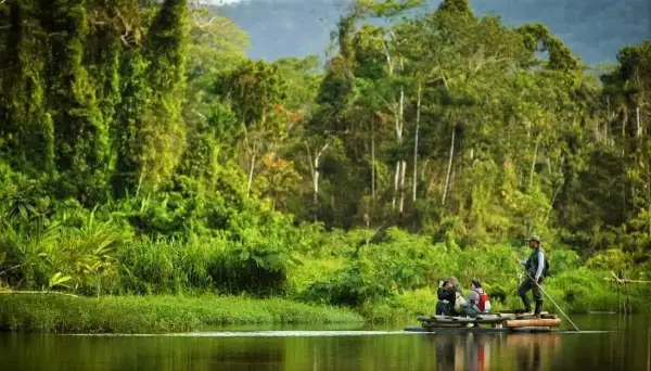 turistas en el río viendo el paisaje de Tambopata