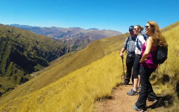 Familia en pleno Huchuy Qosqo Trek