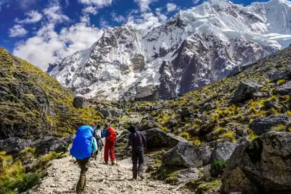 Realizando Salkantay Trek en montañas